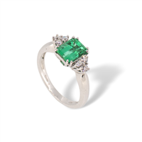 Anello da donna in oro bianco 18 kt con smeraldo taglio rettangolare da 1.67 ct e diamanti naturali G VS da 0.24 ct – 4.80 g – Idee Preziose dal 1987 - IP.AK18B/2S